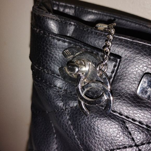 CHANEL Black and Cream Quilted Purse... read Description... - Picture 5 of 11